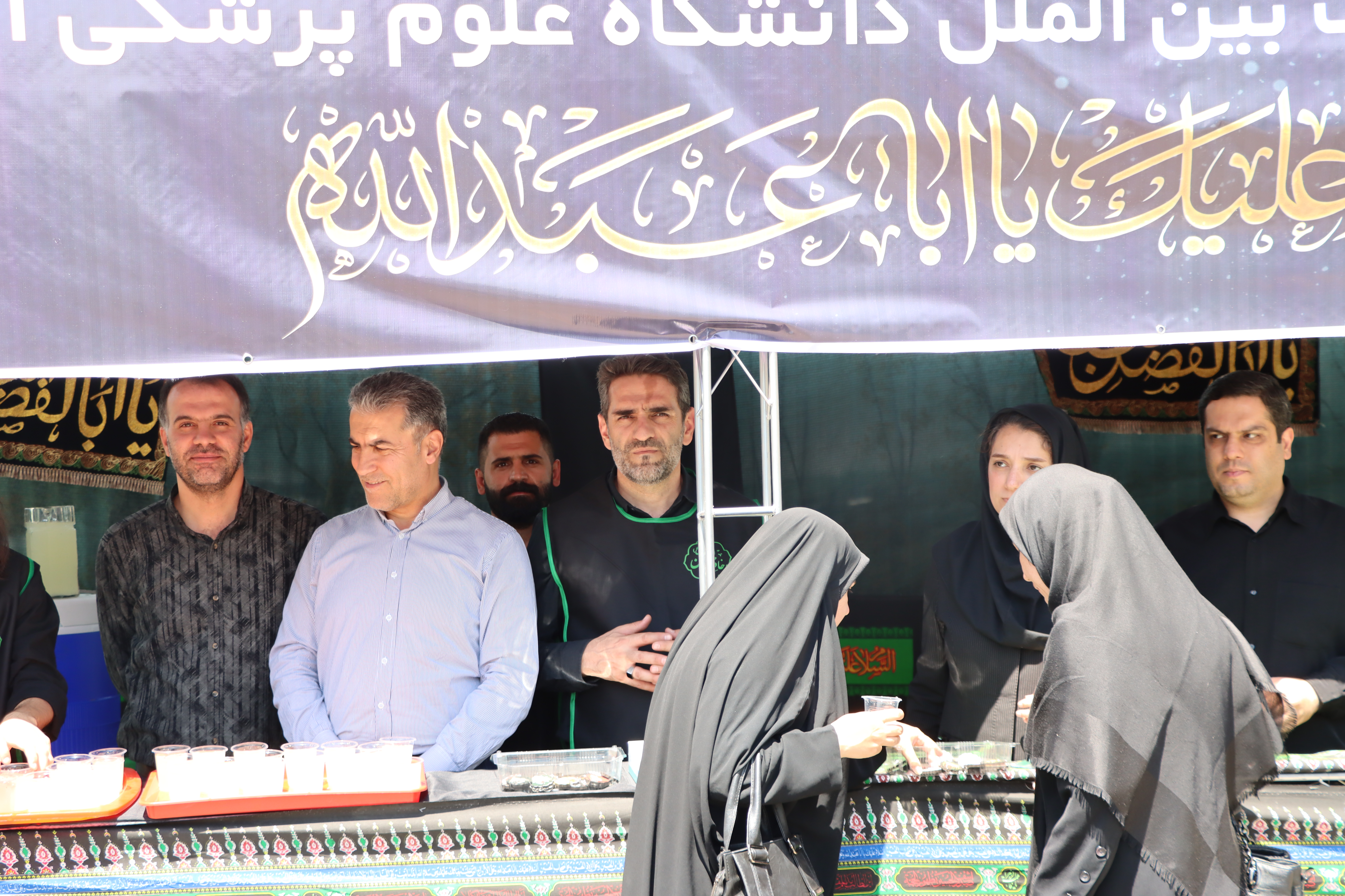 تجلی معنویت ومیهمان نوازی در فضای دانشگاه علوم پزشکی ایران برپایی موکب پذیرایی معاونت بین الملل در مراسم عزاداری سیدالشهداء ویاران باوفایش با حضور دانشجویان بین الملل