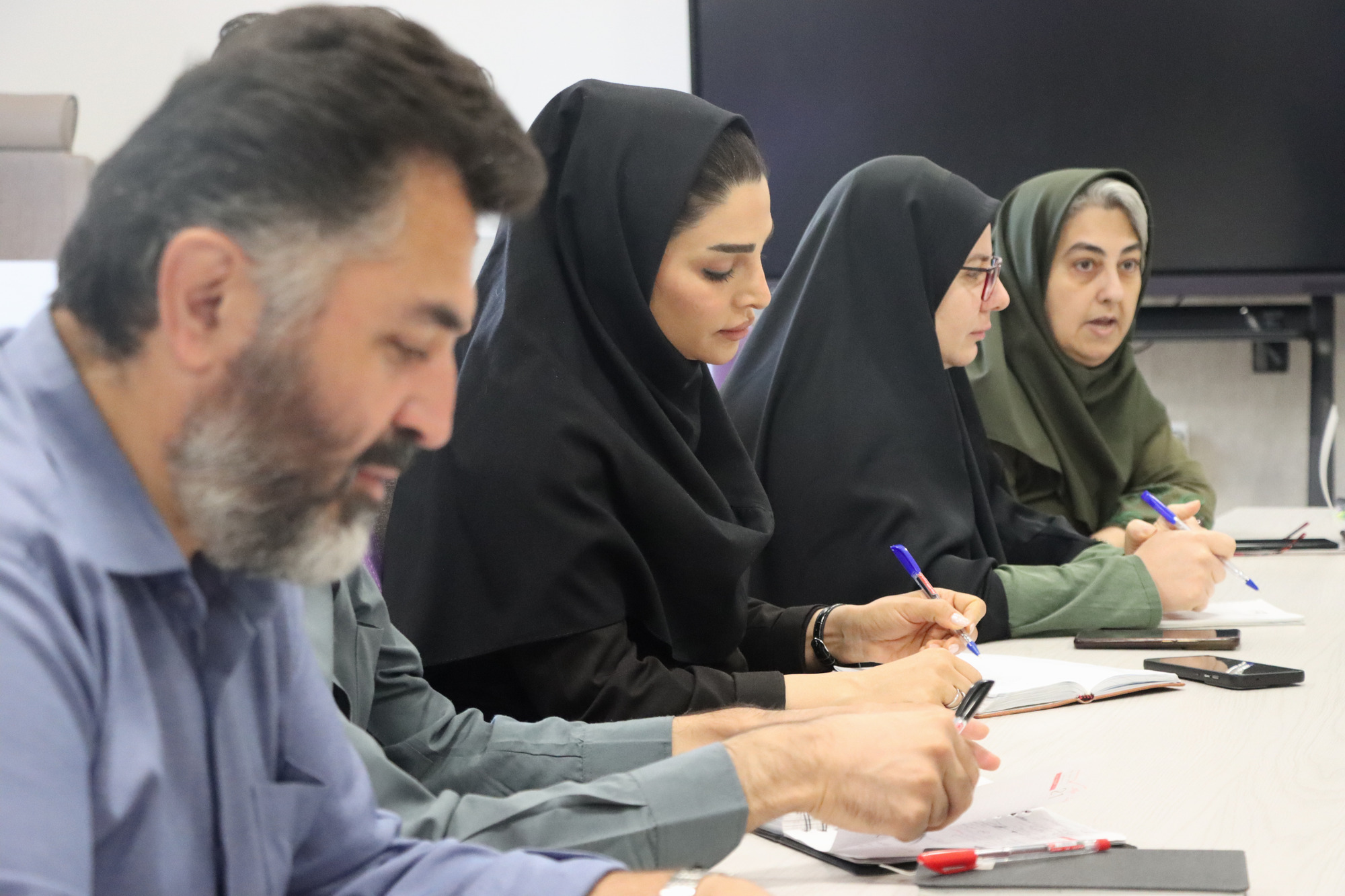 برگزاری جلسه شورای آموزشی پردیس بین الملل دانشگاه علوم پزشکی ایران با هدف بررسی خط مشی ها وفرایند های معاونت آموزشی 